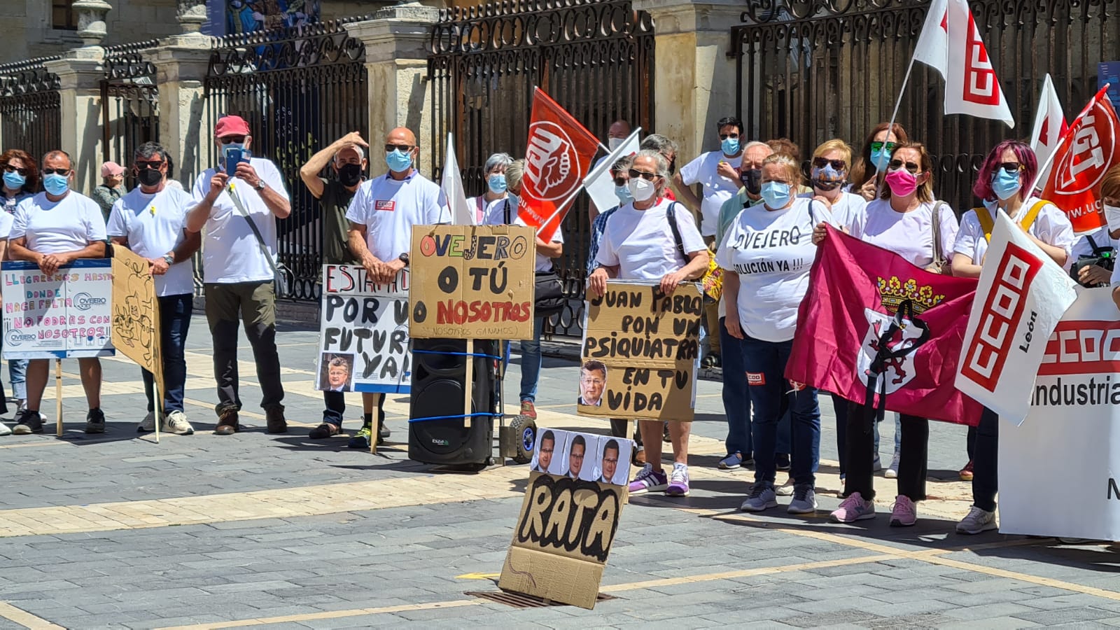 Los trabajadores de la fábrica se concentran de nuevo a la espera de pruebas de viabilidad de la fábrica.