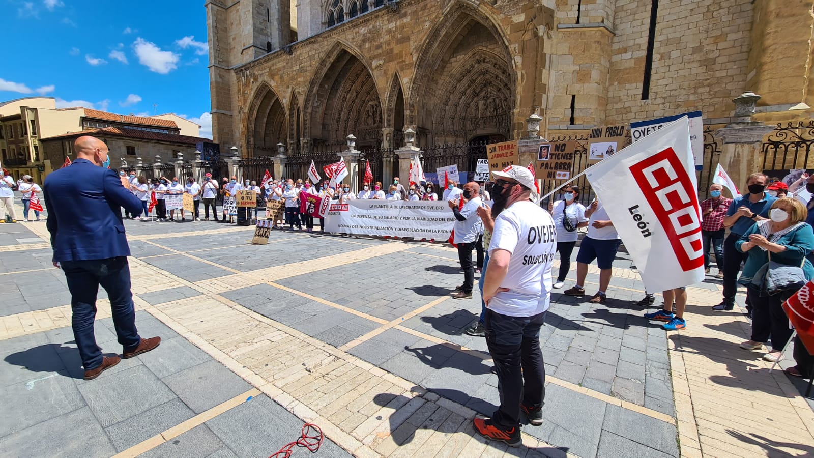 Los trabajadores de la fábrica se concentran de nuevo a la espera de pruebas de viabilidad de la fábrica.