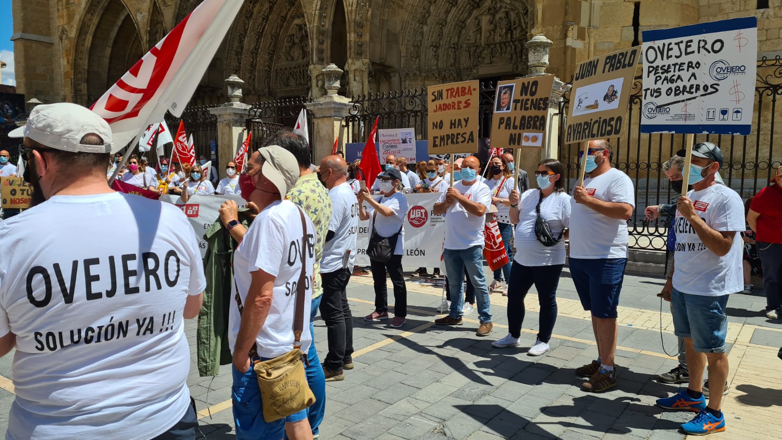 Los trabajadores de la fábrica se concentran de nuevo a la espera de pruebas de viabilidad de la fábrica.