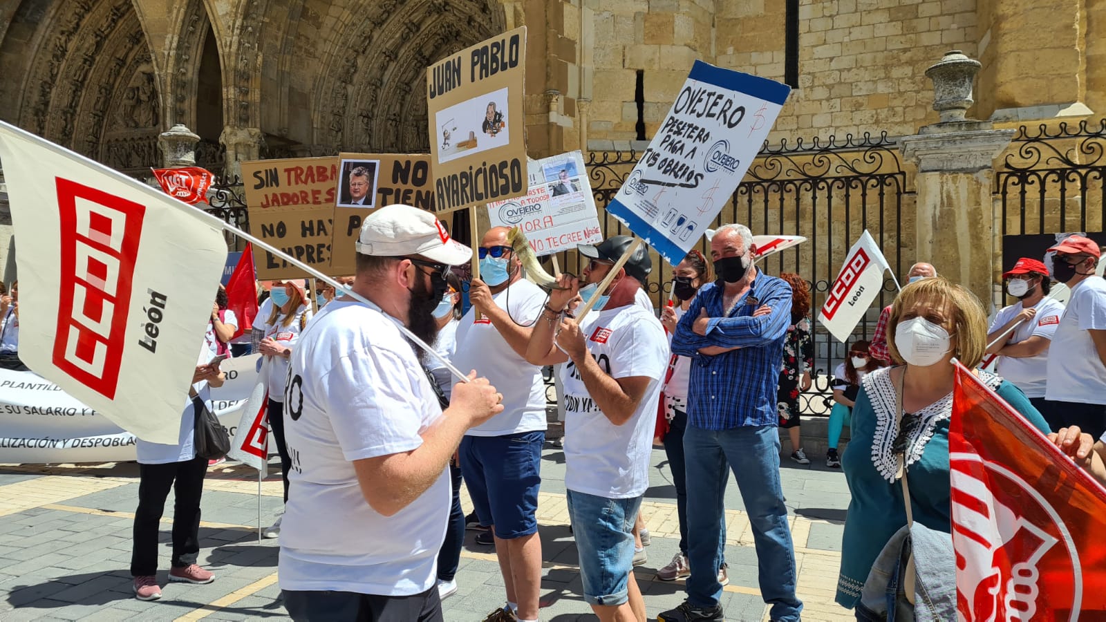 Los trabajadores de la fábrica se concentran de nuevo a la espera de pruebas de viabilidad de la fábrica.