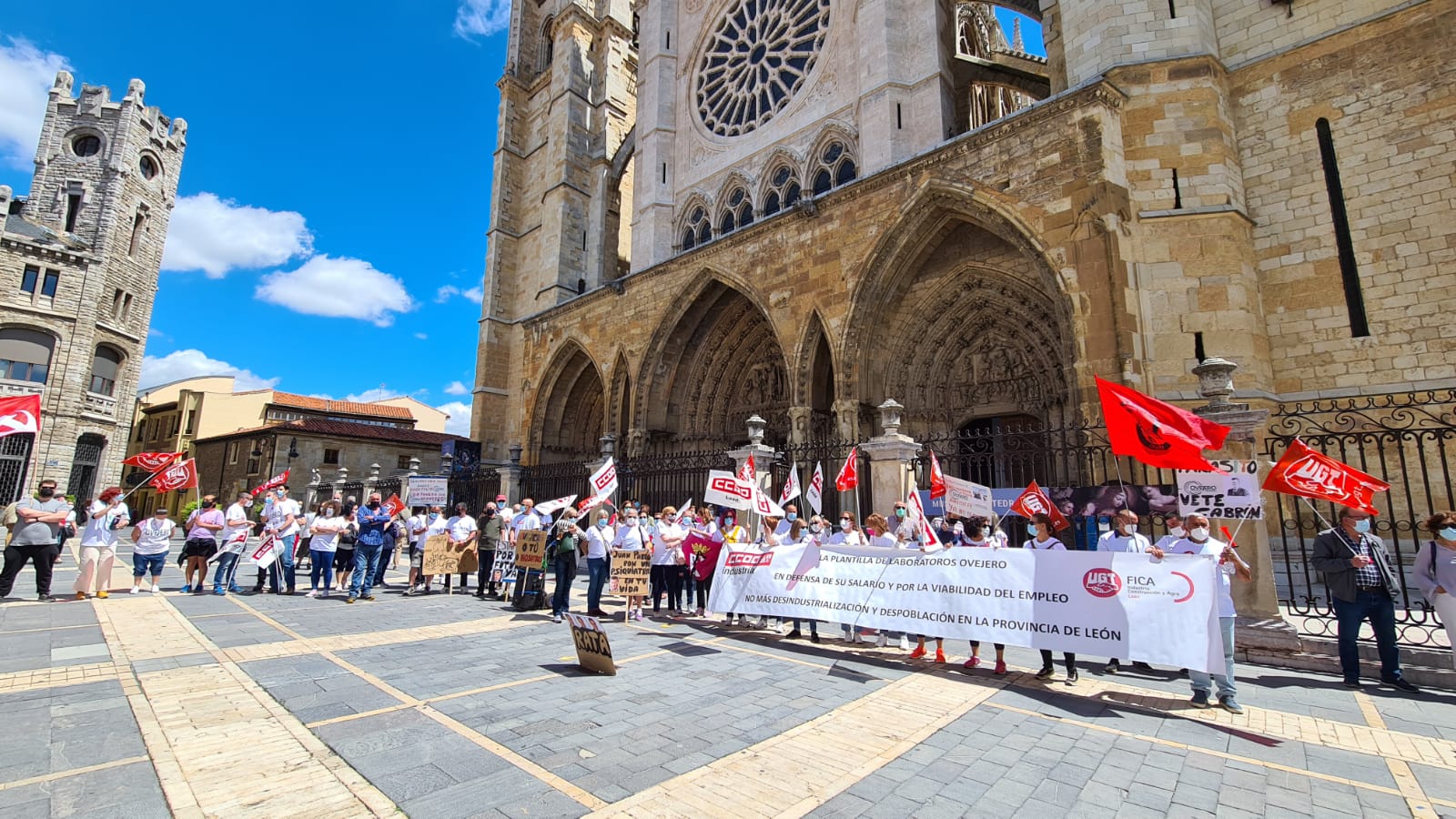 Los trabajadores de la fábrica se concentran de nuevo a la espera de pruebas de viabilidad de la fábrica.