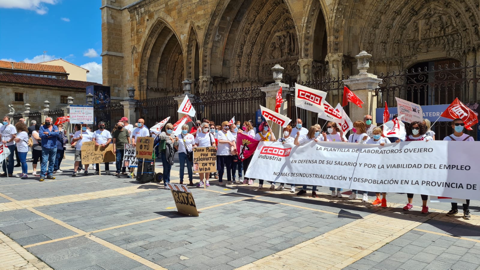 Los trabajadores de la fábrica se concentran de nuevo a la espera de pruebas de viabilidad de la fábrica.