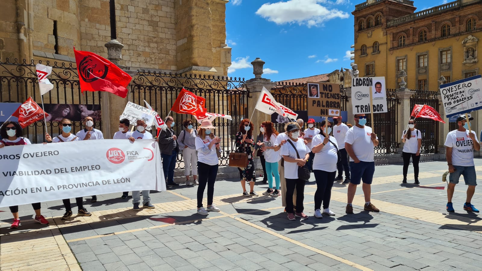 Los trabajadores de la fábrica se concentran de nuevo a la espera de pruebas de viabilidad de la fábrica.