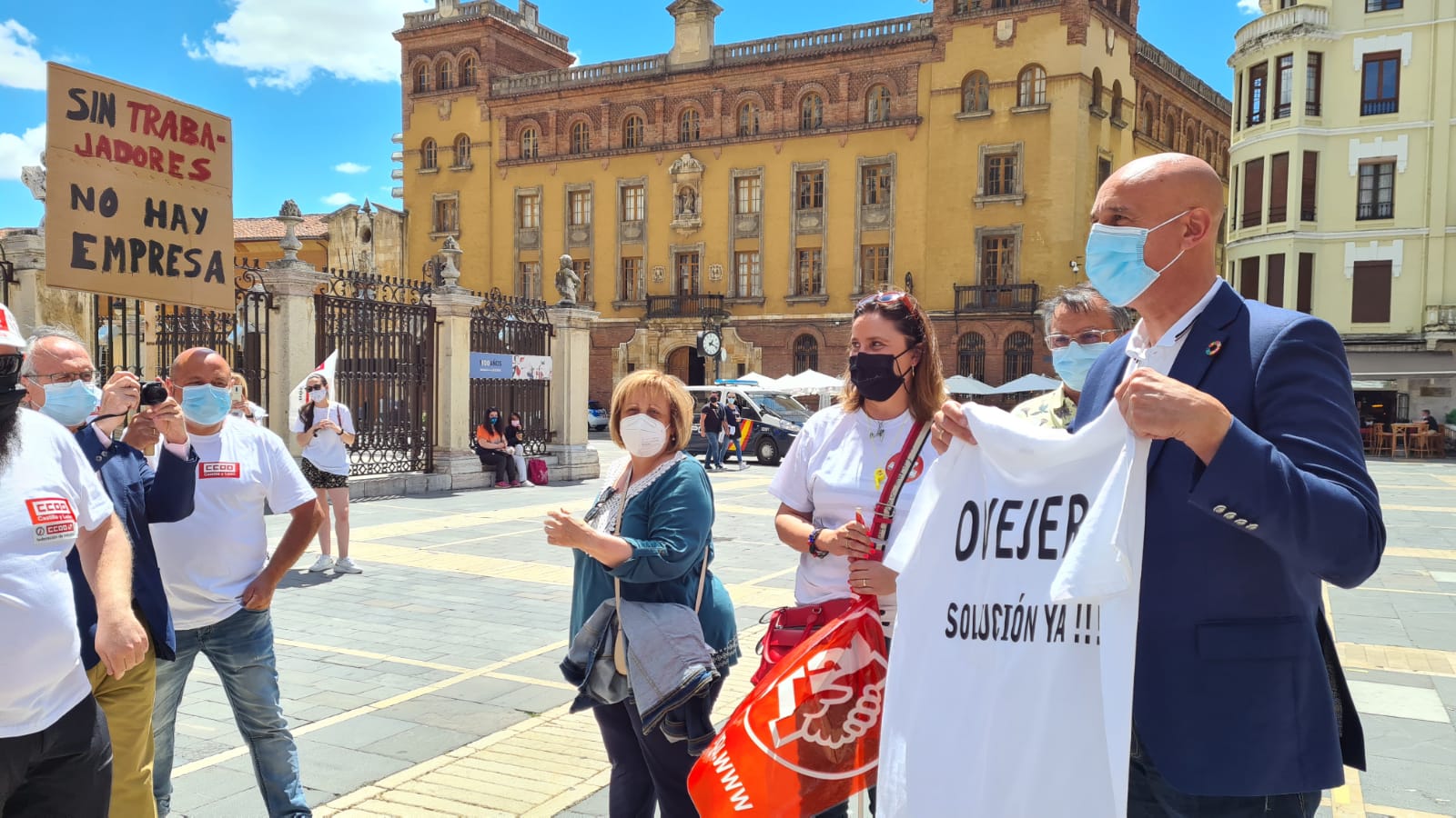 Los trabajadores de la fábrica se concentran de nuevo a la espera de pruebas de viabilidad de la fábrica.