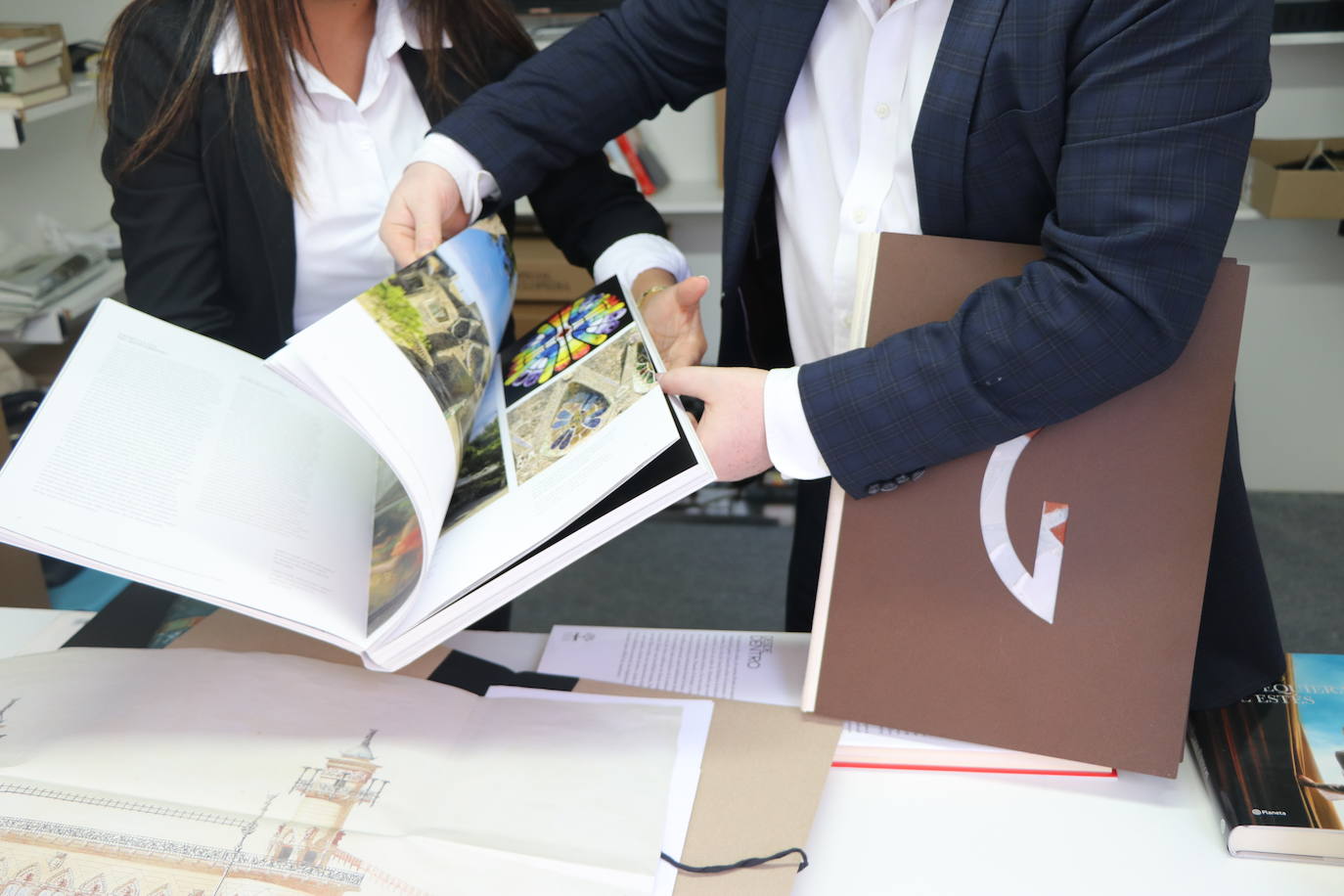 Un puesto de la Feria del Libro de Léon vende por 2.350 euros e incluye un estuche que simula a la Pedrera y pesa ocho kilos.