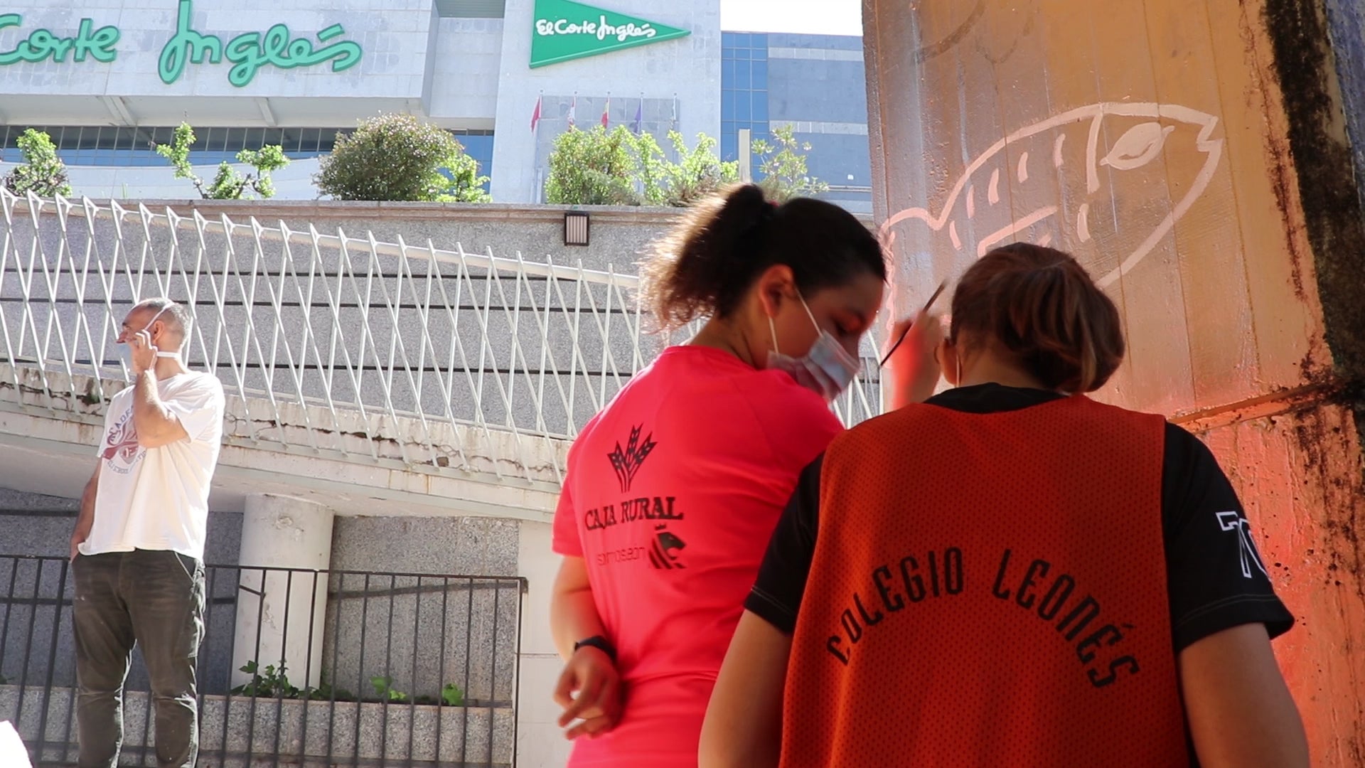 Las reconocibles figuras del fallecido artista leonés Miguel Escanciano plasman una nueva imagen en oscurecida travesía de esta calle de la ciudad, donde la colaboración entre El Corte Inglés, el artista Carlos Cuenllas y unas alumnas del Colegio Leonés y Maristas ha hecho posible dar nueva vida a un muro sin estética.