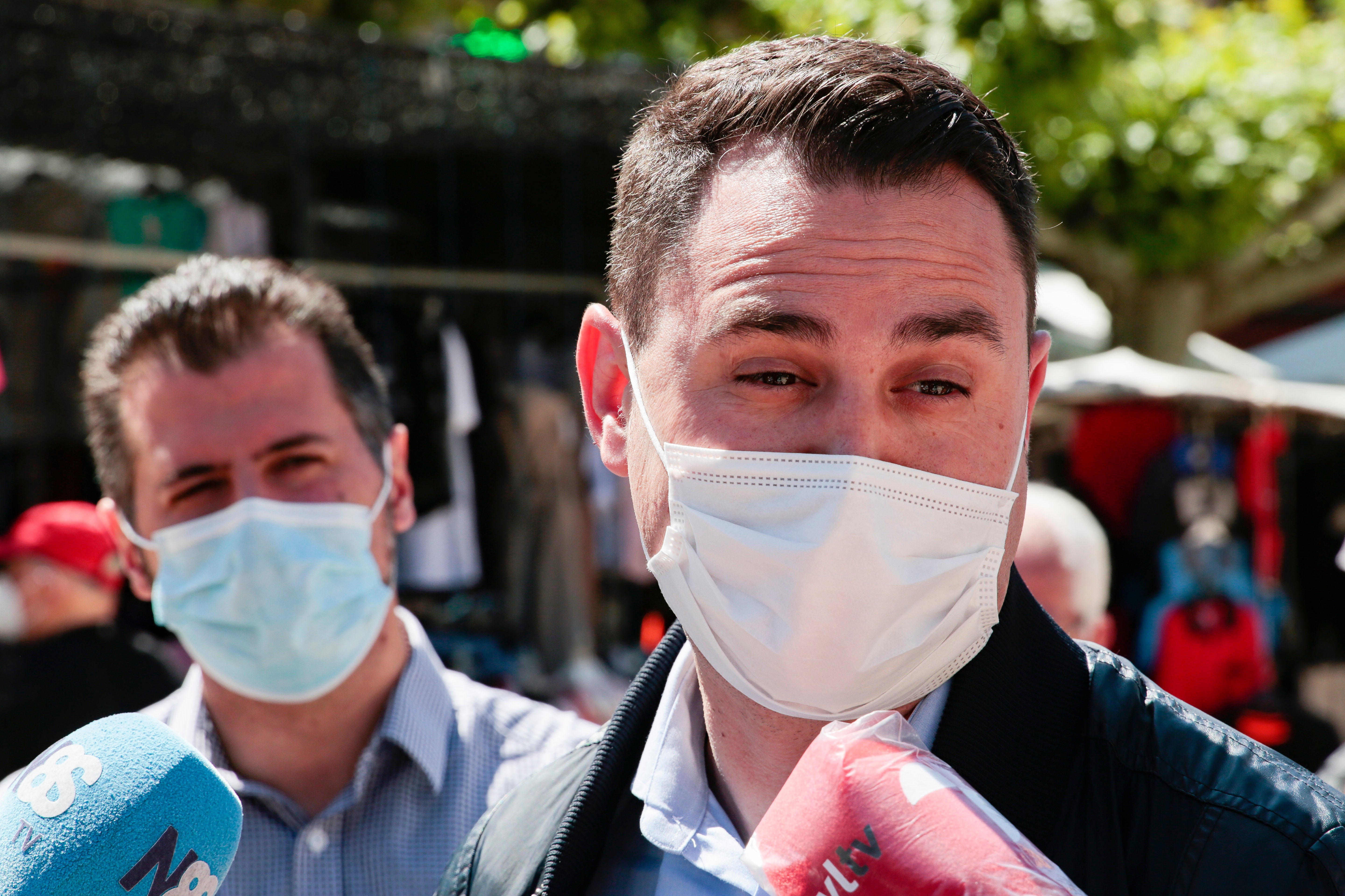 El secretario general del PSOECyL, Luis Tudanca, participa en la entrega de carnés a afiliados de la zona de Sahagún acompañado por el secretario general del PSOE de León, Javier Cendón; el secretario general del PSOE de Sahagún, Álvaro Lora y el diputado José Pellitero.