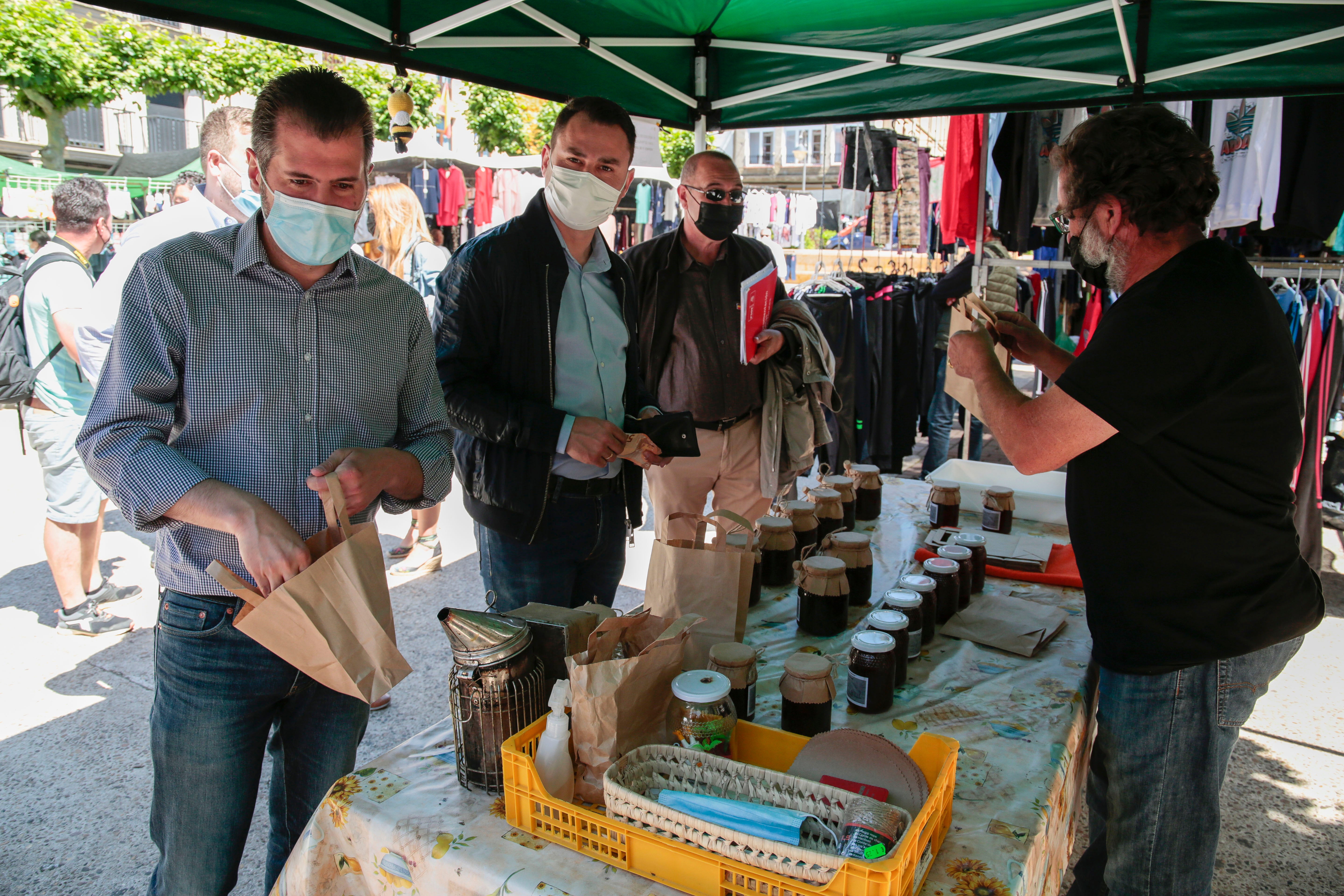 El secretario general del PSOECyL, Luis Tudanca, participa en la entrega de carnés a afiliados de la zona de Sahagún acompañado por el secretario general del PSOE de León, Javier Cendón; el secretario general del PSOE de Sahagún, Álvaro Lora y el diputado José Pellitero.