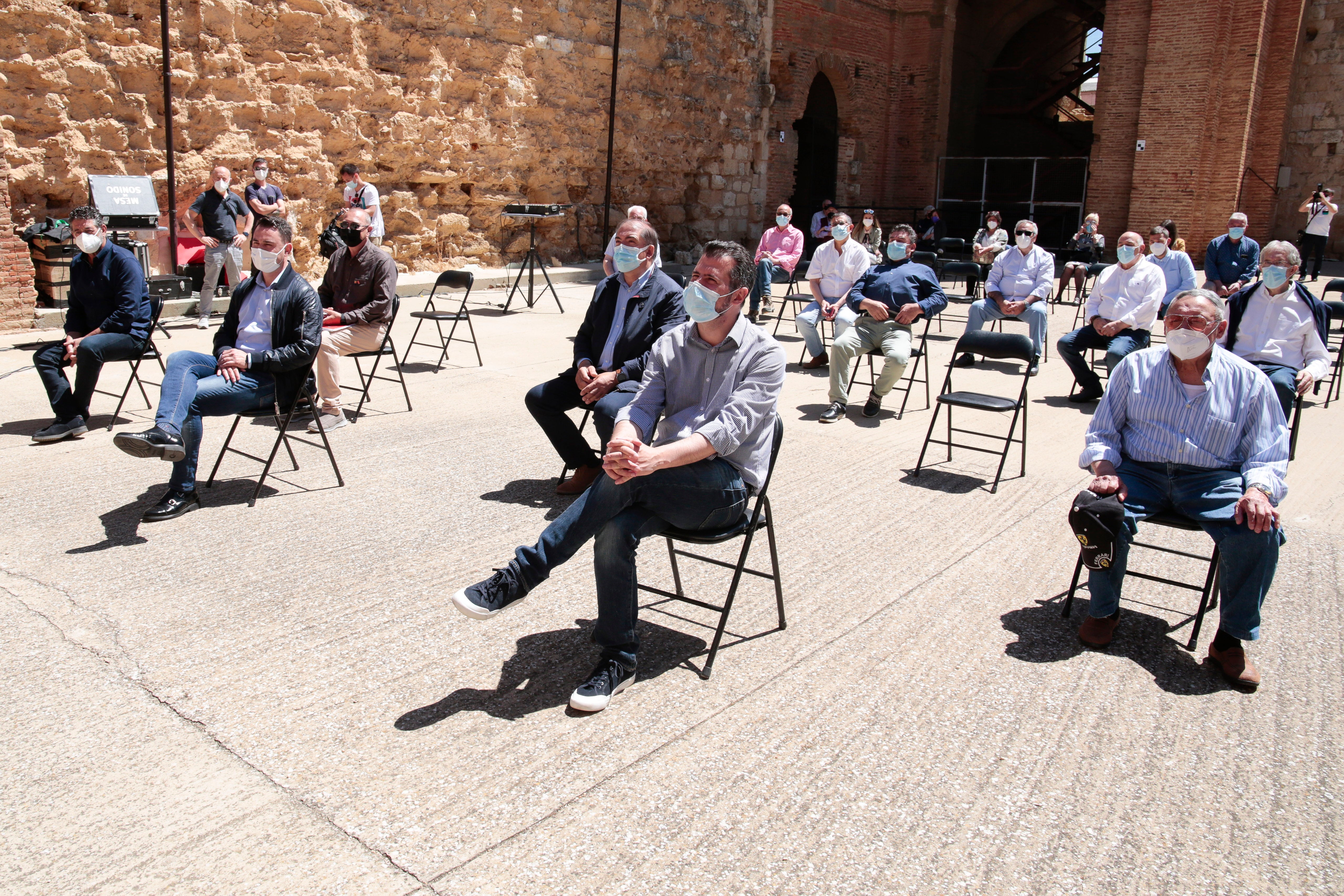 El secretario general del PSOECyL, Luis Tudanca, participa en la entrega de carnés a afiliados de la zona de Sahagún acompañado por el secretario general del PSOE de León, Javier Cendón; el secretario general del PSOE de Sahagún, Álvaro Lora y el diputado José Pellitero.