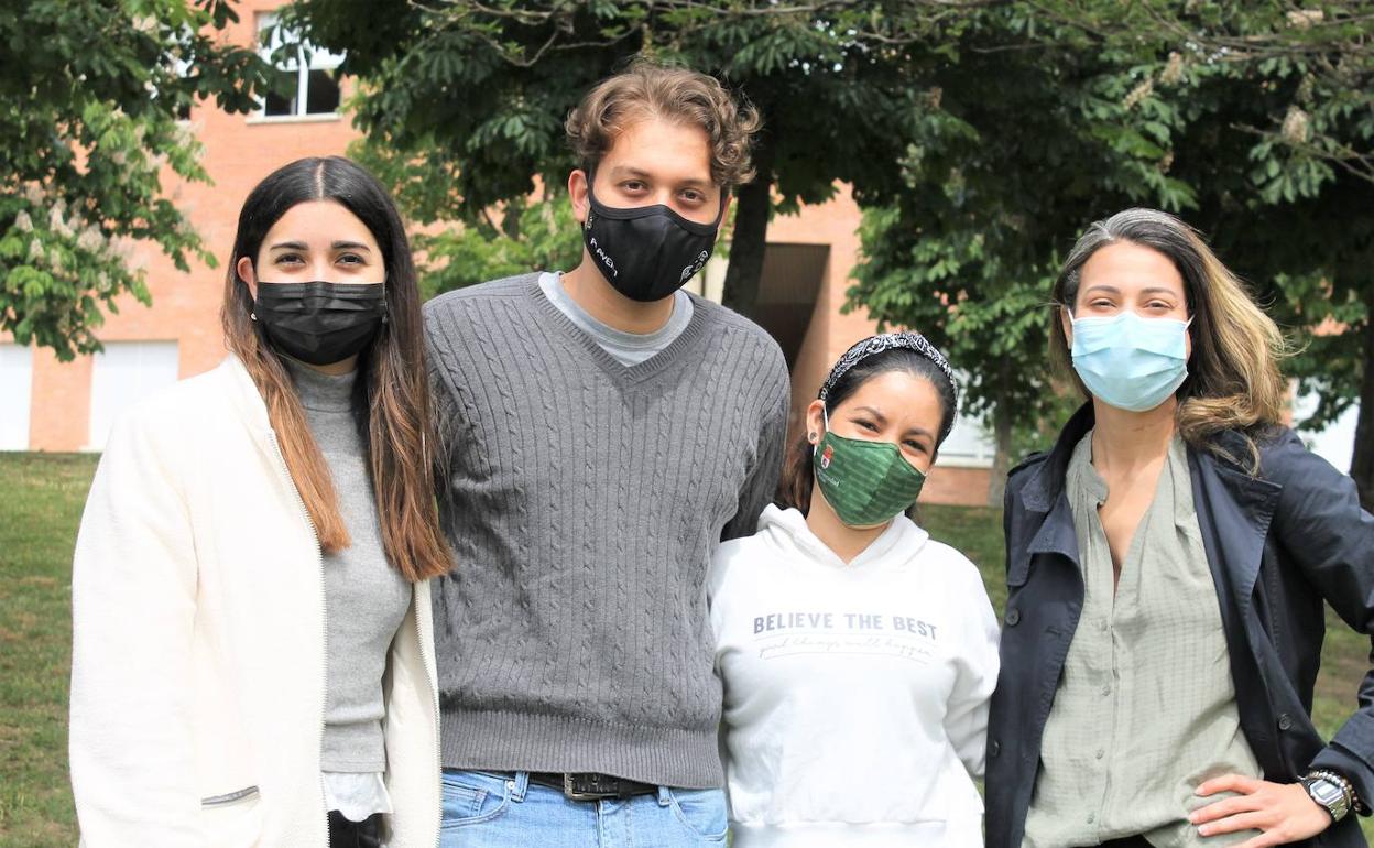 Cuatro estudiantes que han recibido estas becas.