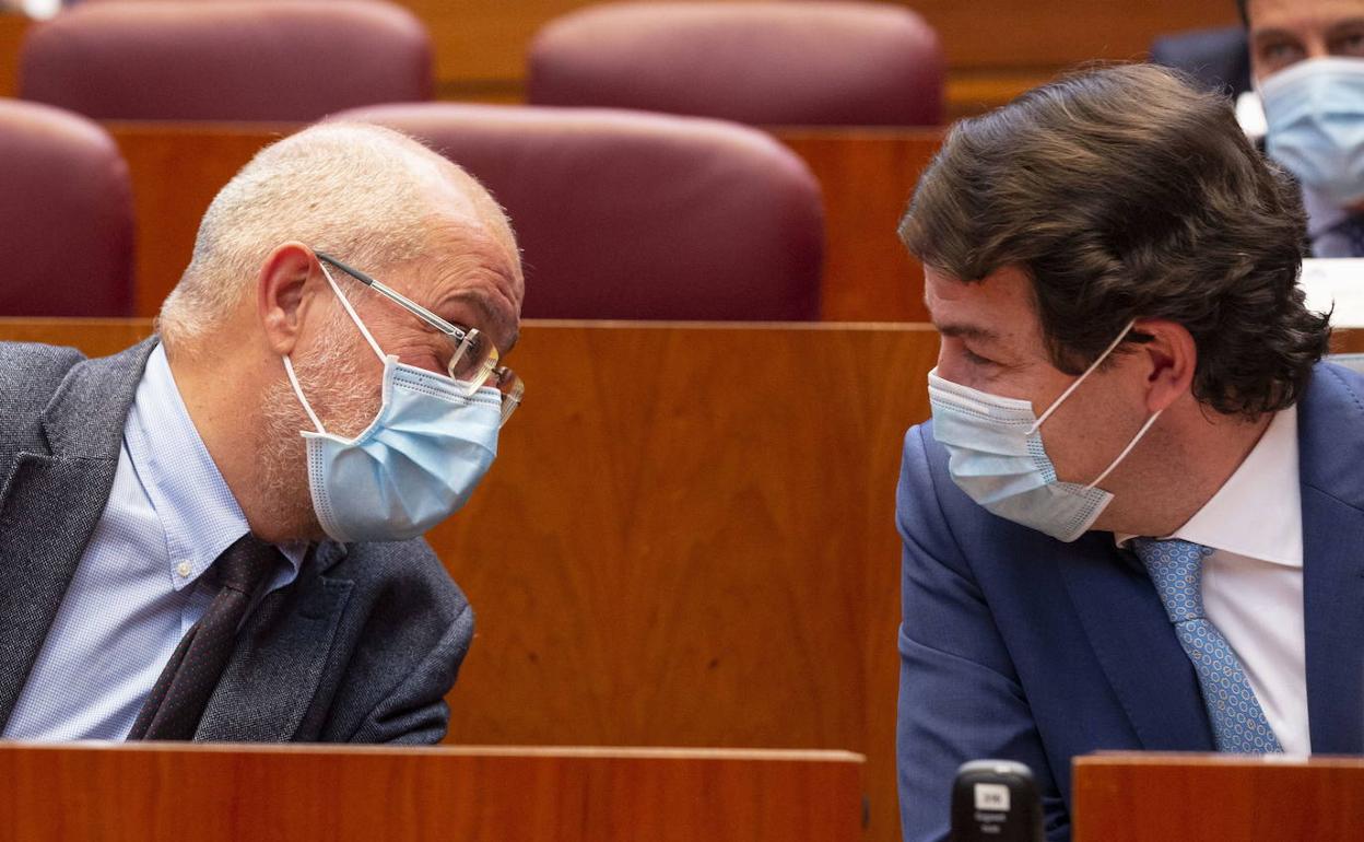 Francisco Igea y Alfonso Fernández Mañueco, durante un Pleno en las Cortes. 