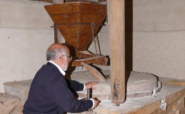 Jerónimo Bravo abriendo el aliviadero de uno de los molinos de Micieces.