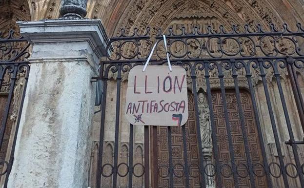 Imagen principal - La Catedral de León aparece con carteles contra la visita de los diputados de VOX a la provincia