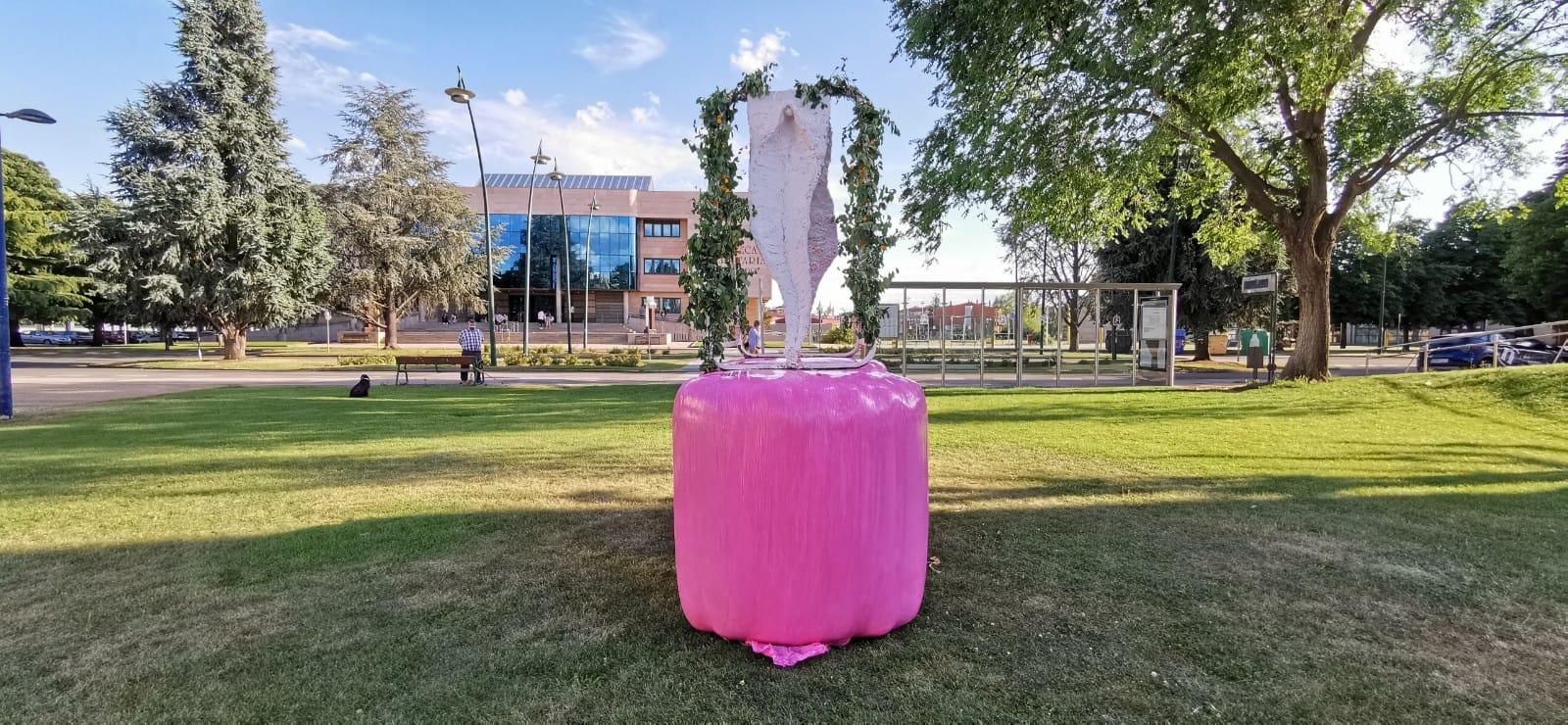 El artista que ya impresionó a los leoneses con una escultura de un pene gigante, vuelve a las andadas con el miembro femenino.