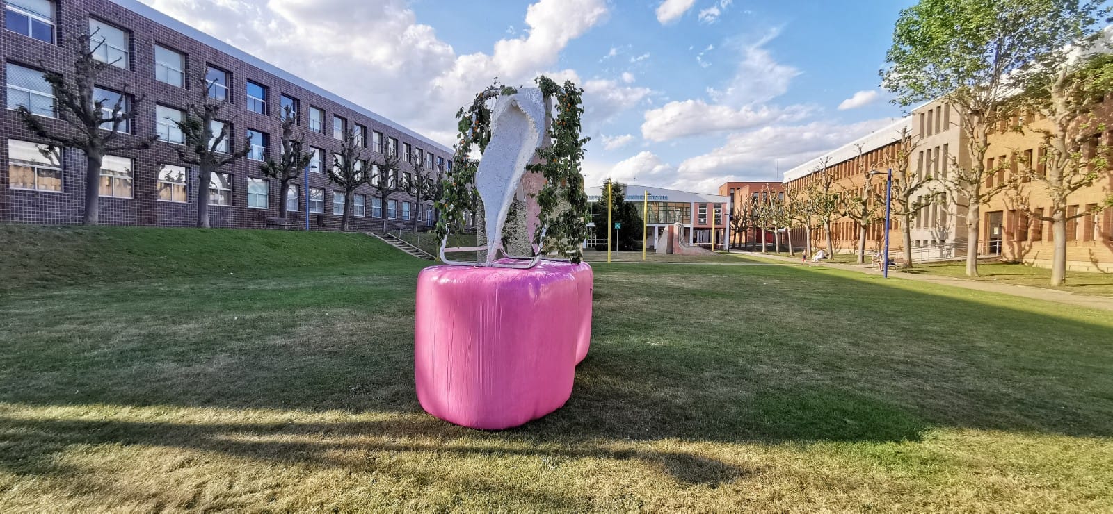 El artista que ya impresionó a los leoneses con una escultura de un pene gigante, vuelve a las andadas con el miembro femenino.