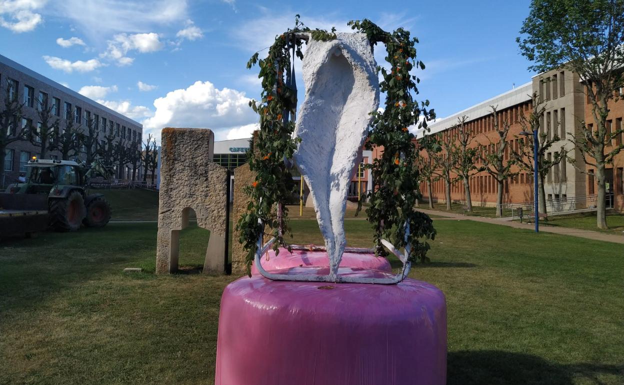 El arte perturbador ataca de nuevo: una gran vulva se asoma al Campus de  Vegazana | leonoticias.com