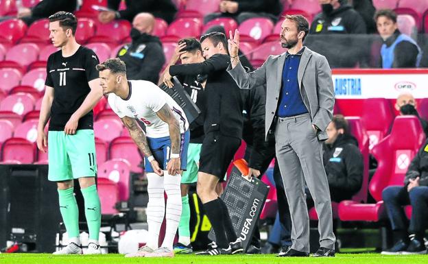 Gareth Southgate da instrucciones desde la banda en el amistoso del miércoles ante Austria.