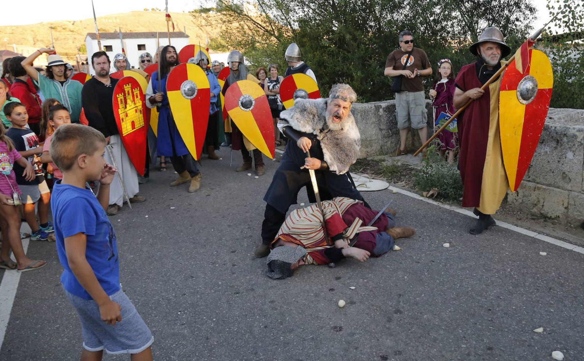 Dos actores representan la revuelta de los vecinos contra los impuestos.