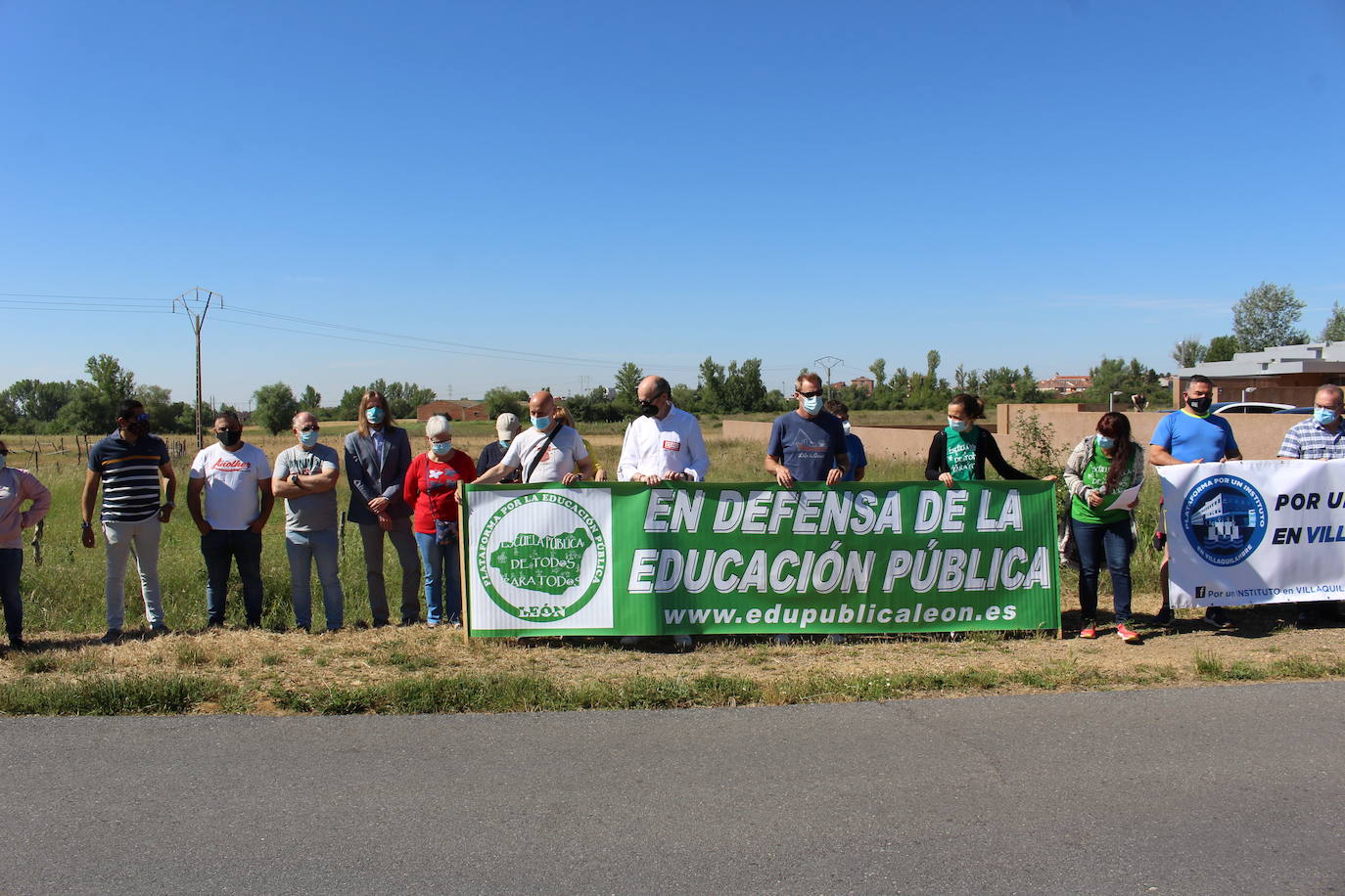 Pablo Fernández, junto a los vecinos de la concentración.