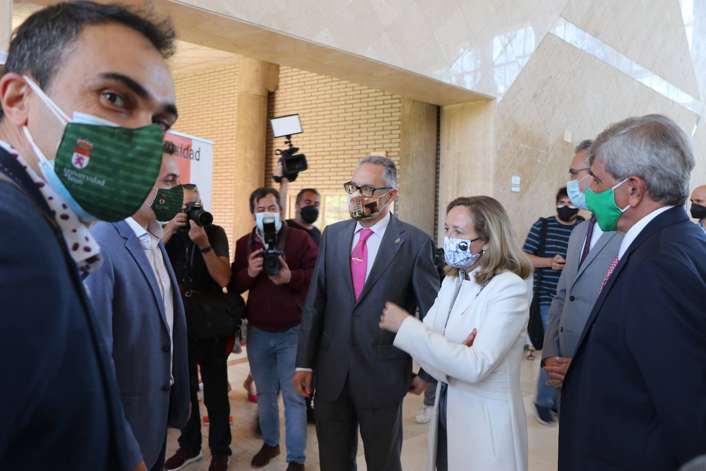 La vicepresidenta segunda mantiene un encuentro con los estudiantes leoneses en un aula de Económicas.