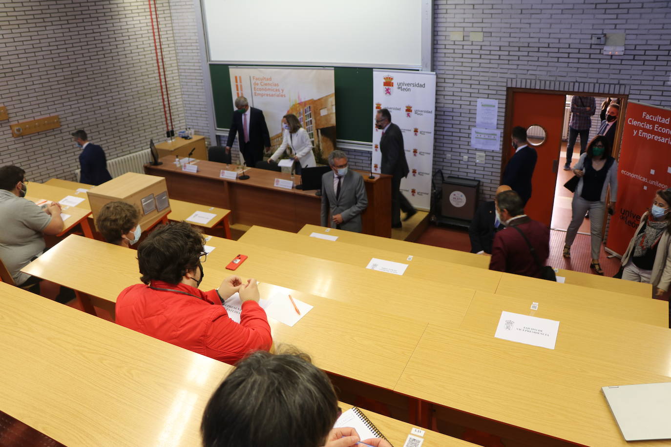 La vicepresidenta segunda mantiene un encuentro con los estudiantes leoneses en un aula de Económicas.