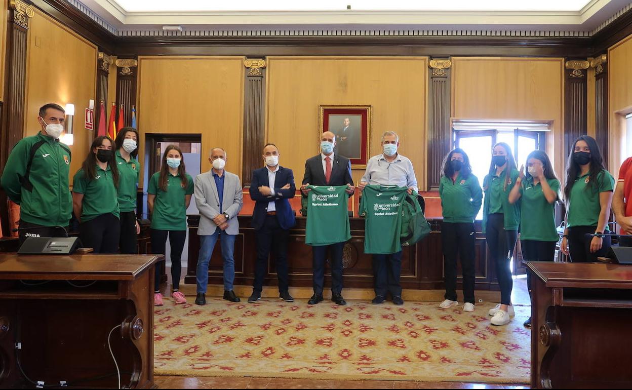 El alcalde recibe a miembros del Sprint.