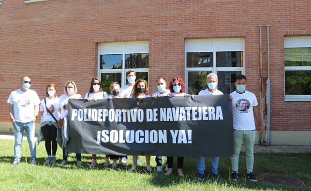 Los trabajadores del polideportivo acuden ante la ministra.