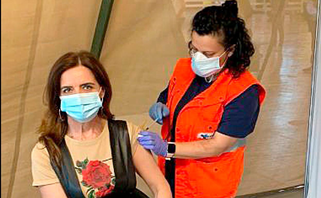 Ana Carlota Amigo recibió en León su vacuna contra la covid-19.