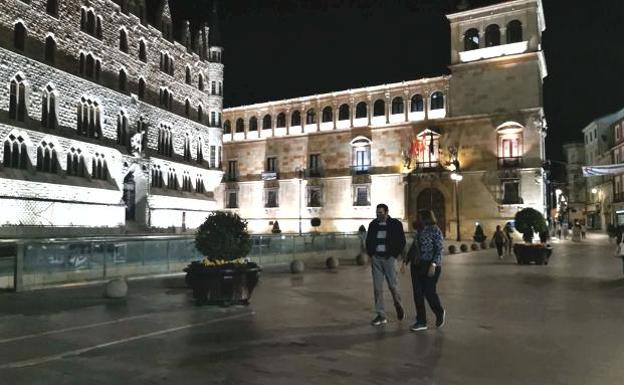 Una pareja pasea por León después de las diez de la noche en el primer día sin toque de queda.