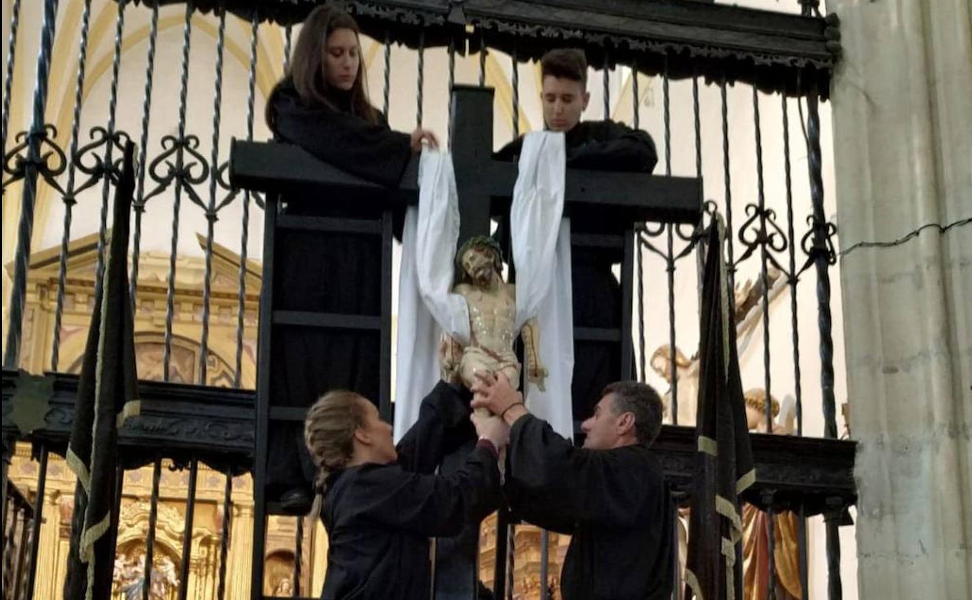 Los cofrades de la cofradía de la Santa Vera Cruz, durante el Descendimiento.