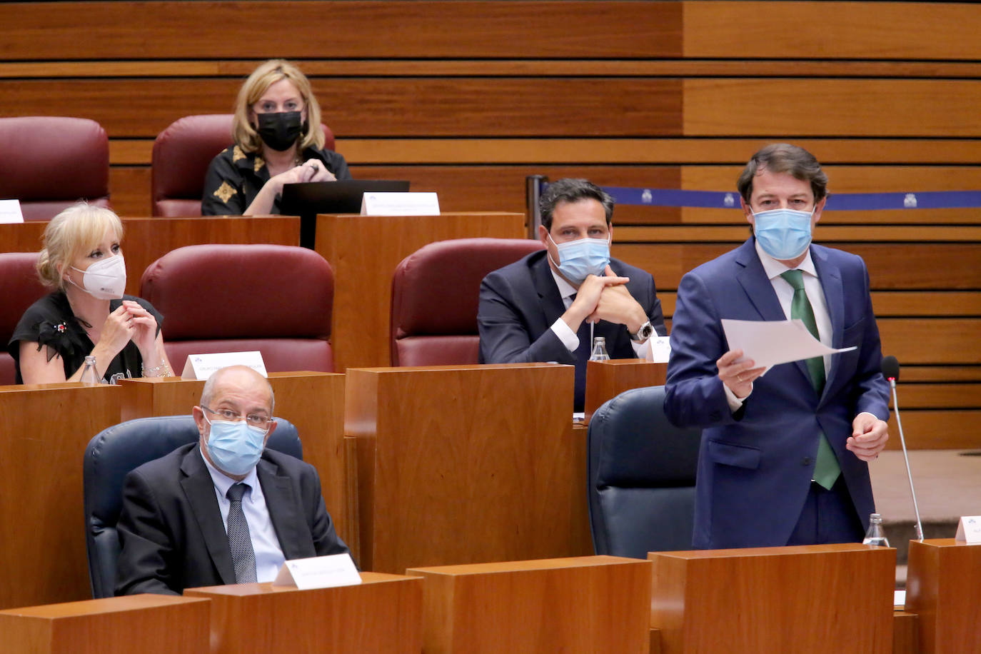 El presidente de la Junta, Alfonso Fernández Mañueco, junto al vicepresidente Francisco Igea en el pleno de las Cortes de Castilla y León