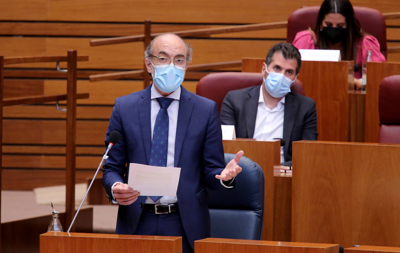 El presidente de la Junta, Alfonso Fernández Mañueco, junto al vicepresidente Francisco Igea en el pleno de las Cortes de Castilla y León