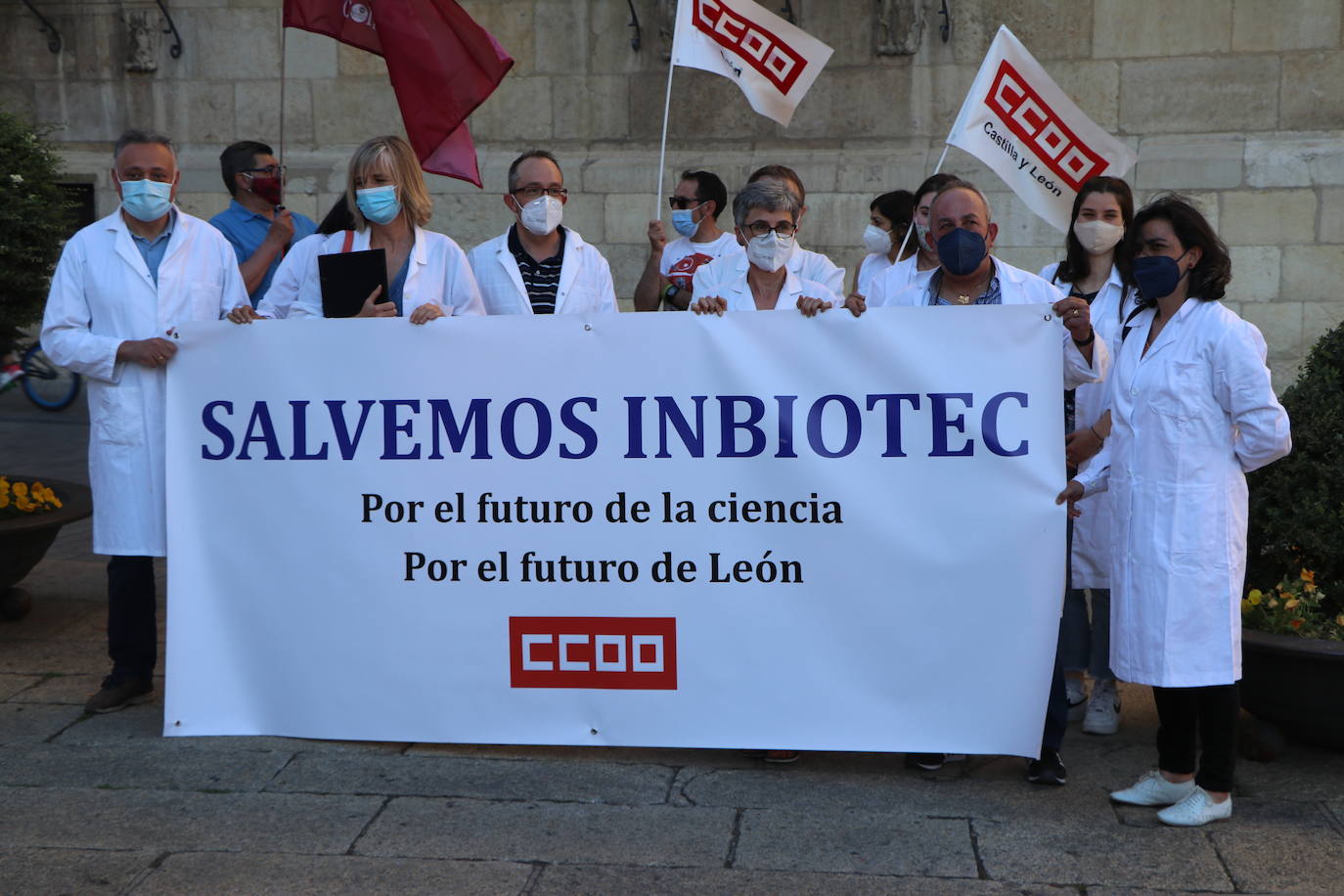 Los trabajadores de Inbiotec se concentran en defensa de la supervivencia del Instituto de Biotecnología de León y por el mantenimiento de los puestos de trabajo del personal del centro tecnológico.