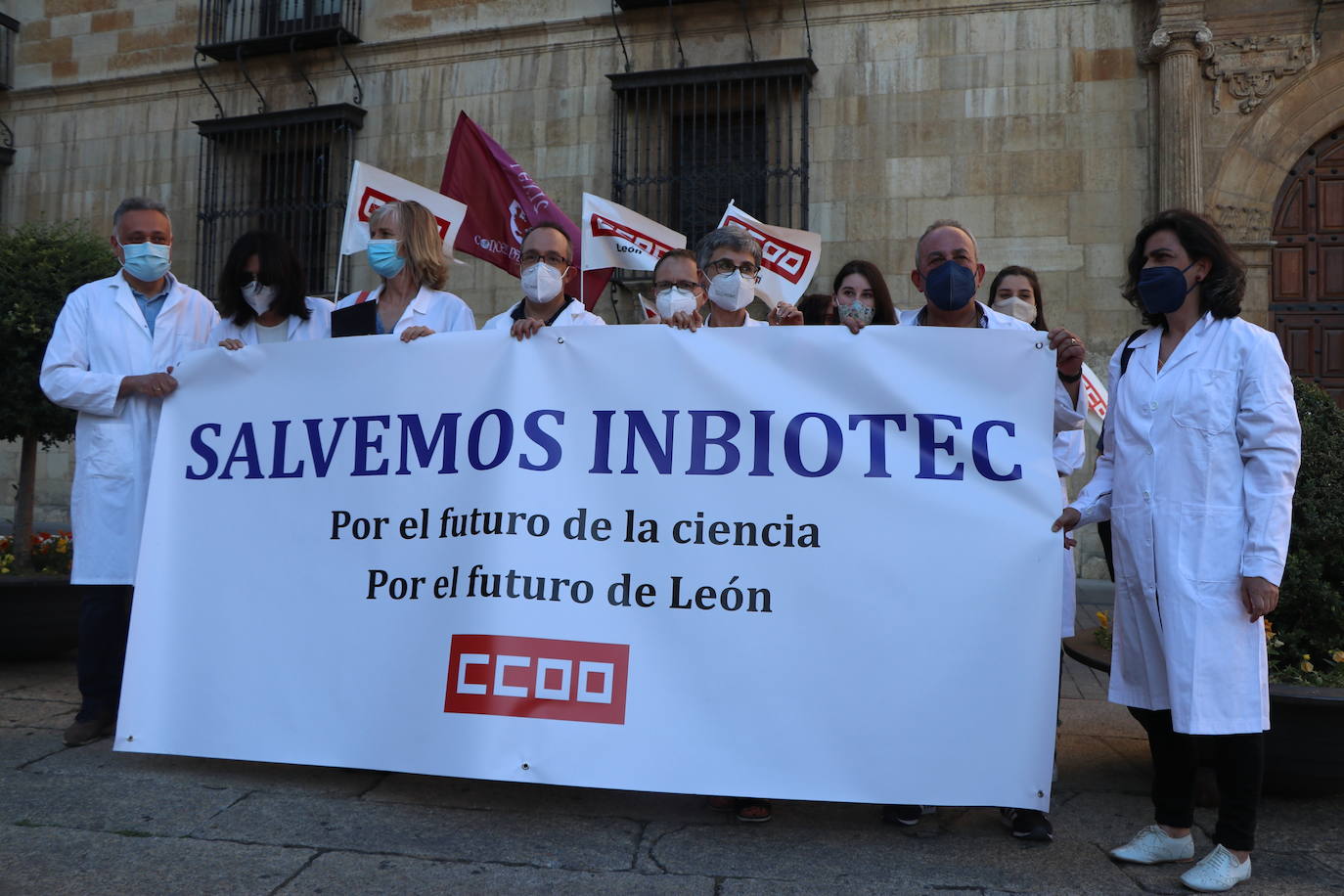 Los trabajadores de Inbiotec se concentran en defensa de la supervivencia del Instituto de Biotecnología de León y por el mantenimiento de los puestos de trabajo del personal del centro tecnológico.