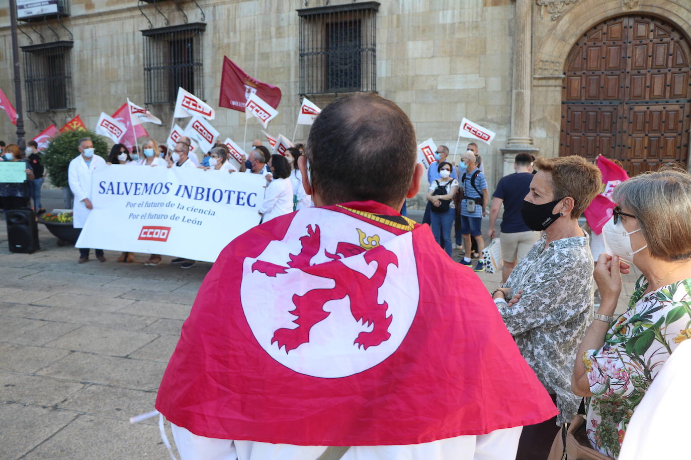 Los trabajadores de Inbiotec se concentran en defensa de la supervivencia del Instituto de Biotecnología de León y por el mantenimiento de los puestos de trabajo del personal del centro tecnológico.