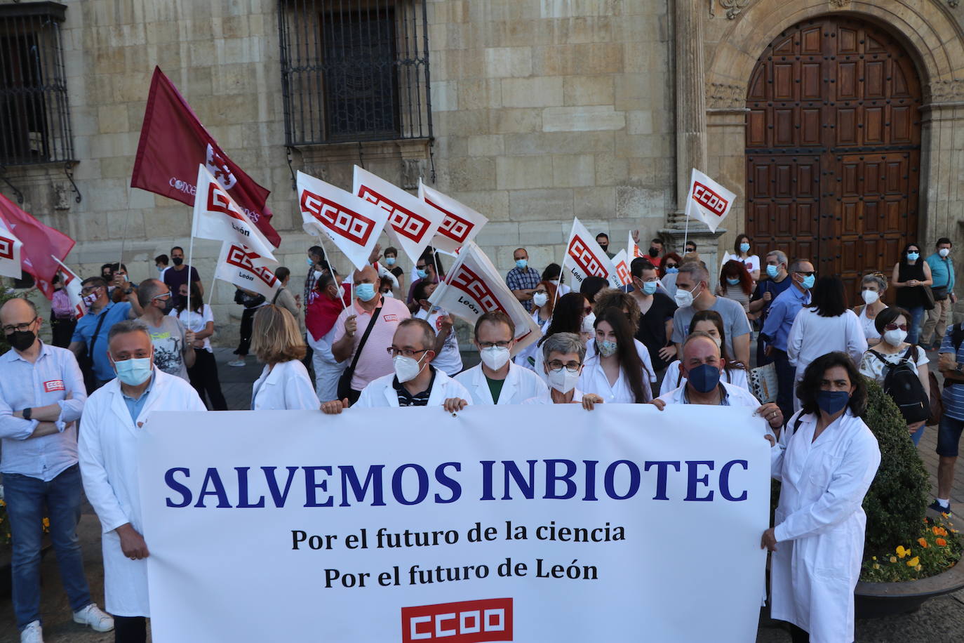 Los trabajadores de Inbiotec se concentran en defensa de la supervivencia del Instituto de Biotecnología de León y por el mantenimiento de los puestos de trabajo del personal del centro tecnológico.