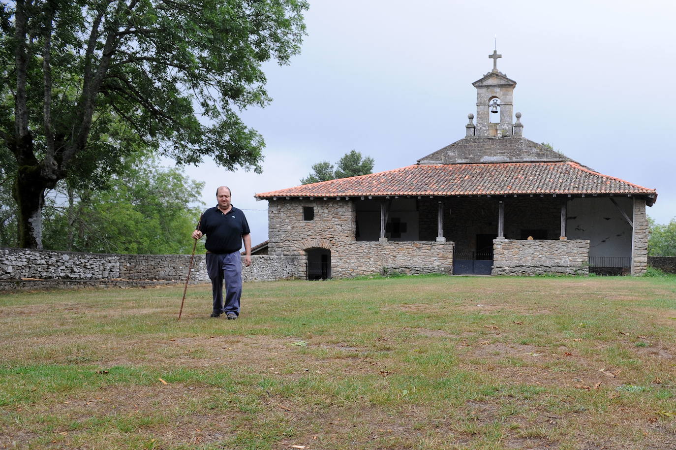 Ermita de Nuestra Señora de la Piedad de Garrastatxu, en Álava. Ocupa una posición estratégica sobre el barranco del río Altube