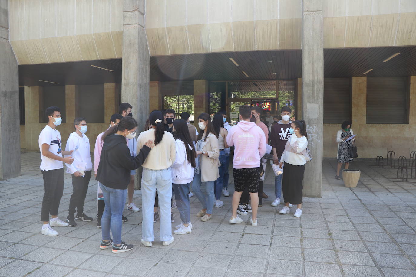 Un 10% menos de estudiantes que el año pasado se presentan a las pruebas de Selectividad en León y Ponferrada.