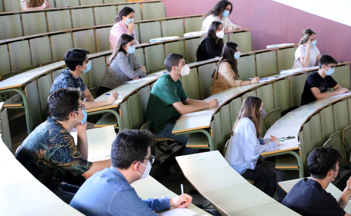 Un 10% menos de estudiantes que el año pasado se presentan a las pruebas de Selectividad en León y Ponferrada.