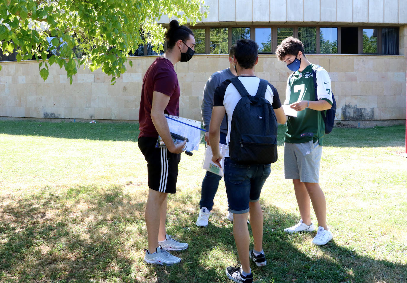 Un 10% menos de estudiantes que el año pasado se presentan a las pruebas de Selectividad en León y Ponferrada.