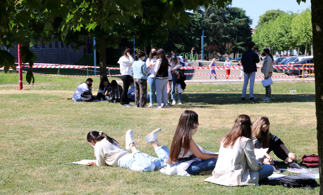 Un 10% menos de estudiantes que el año pasado se presentan a las pruebas de Selectividad en León y Ponferrada.