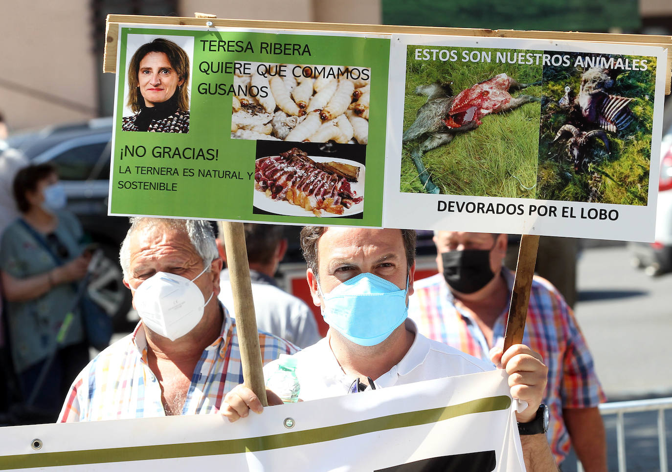 Concentración de la Plataforma en Defensa de la Gestión del Lobo 'Convivencia Lobo – Ganader@ Viv@' para exigir que se revoque el proyecto de orden ministerial que incluirá el lobo en el Listado de Especies Protegidas.