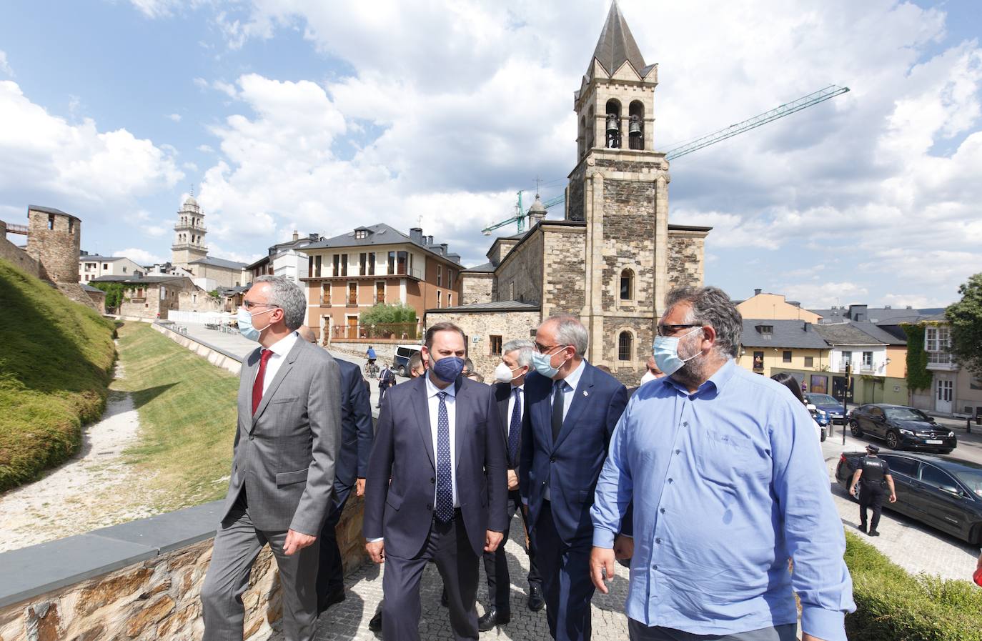 El ministro José Luis Ábalos inaugura las obras de rehabilitación del Castillo Viejo de Ponferrada en una visita que tendrá su continuidad este viernes en León capital | Olegario Ramón pide inversiones para El Bierzo | Una de las demandas, colaboración en el proyecto de ronda sur para eliminar el tráfico rodado frente al Castillo. 