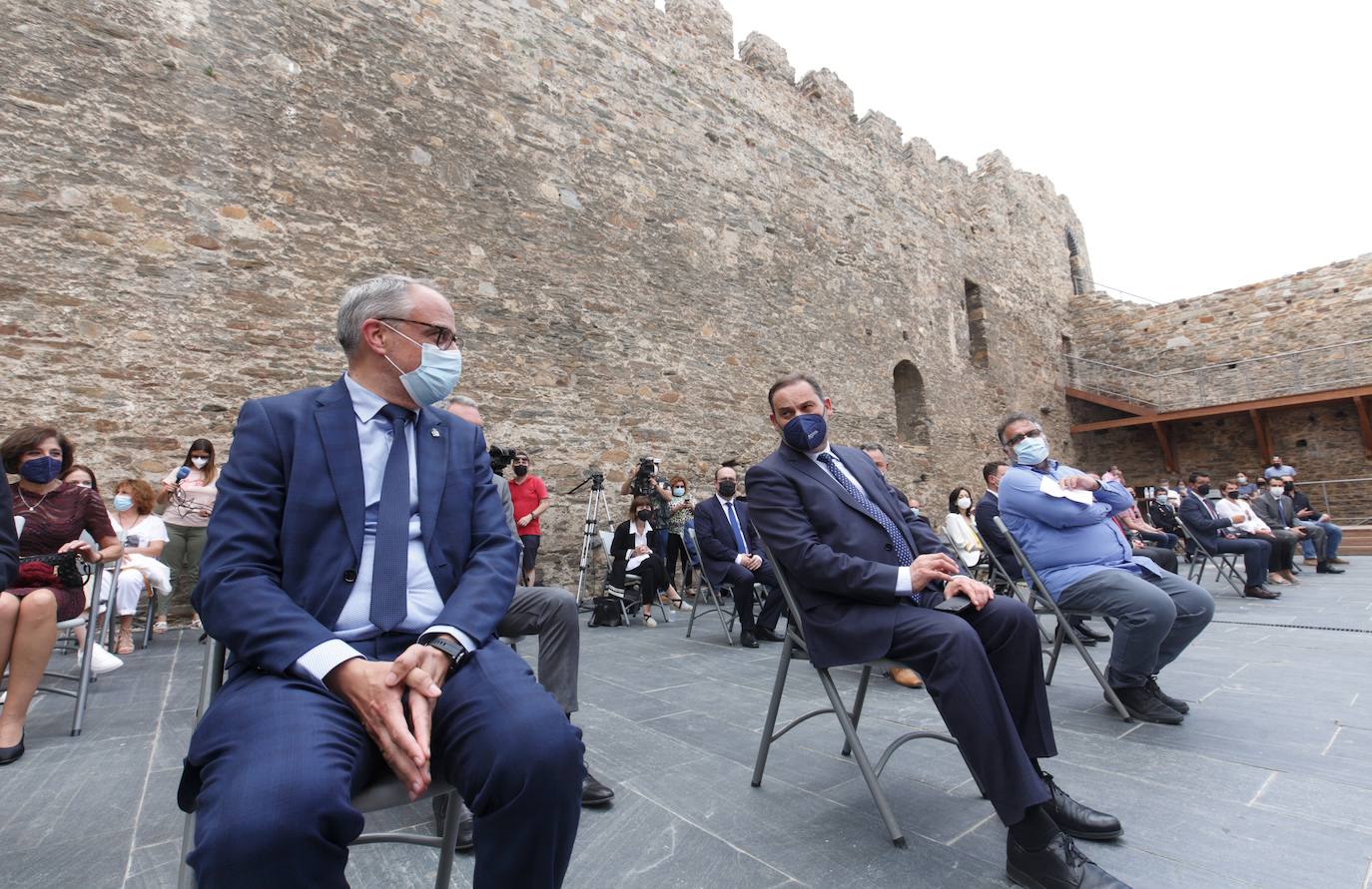 El ministro José Luis Ábalos inaugura las obras de rehabilitación del Castillo Viejo de Ponferrada en una visita que tendrá su continuidad este viernes en León capital | Olegario Ramón pide inversiones para El Bierzo | Una de las demandas, colaboración en el proyecto de ronda sur para eliminar el tráfico rodado frente al Castillo. 