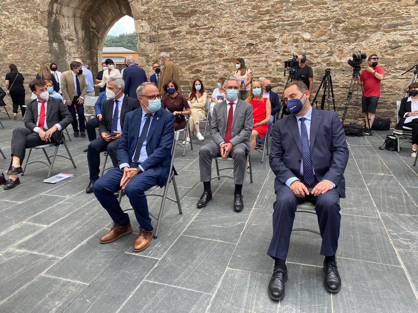 El ministro José Luis Ábalos inaugura las obras de rehabilitación del Castillo Viejo de Ponferrada en una visita que tendrá su continuidad este viernes en León capital | Olegario Ramón pide inversiones para El Bierzo | Una de las demandas, colaboración en el proyecto de ronda sur para eliminar el tráfico rodado frente al Castillo. 