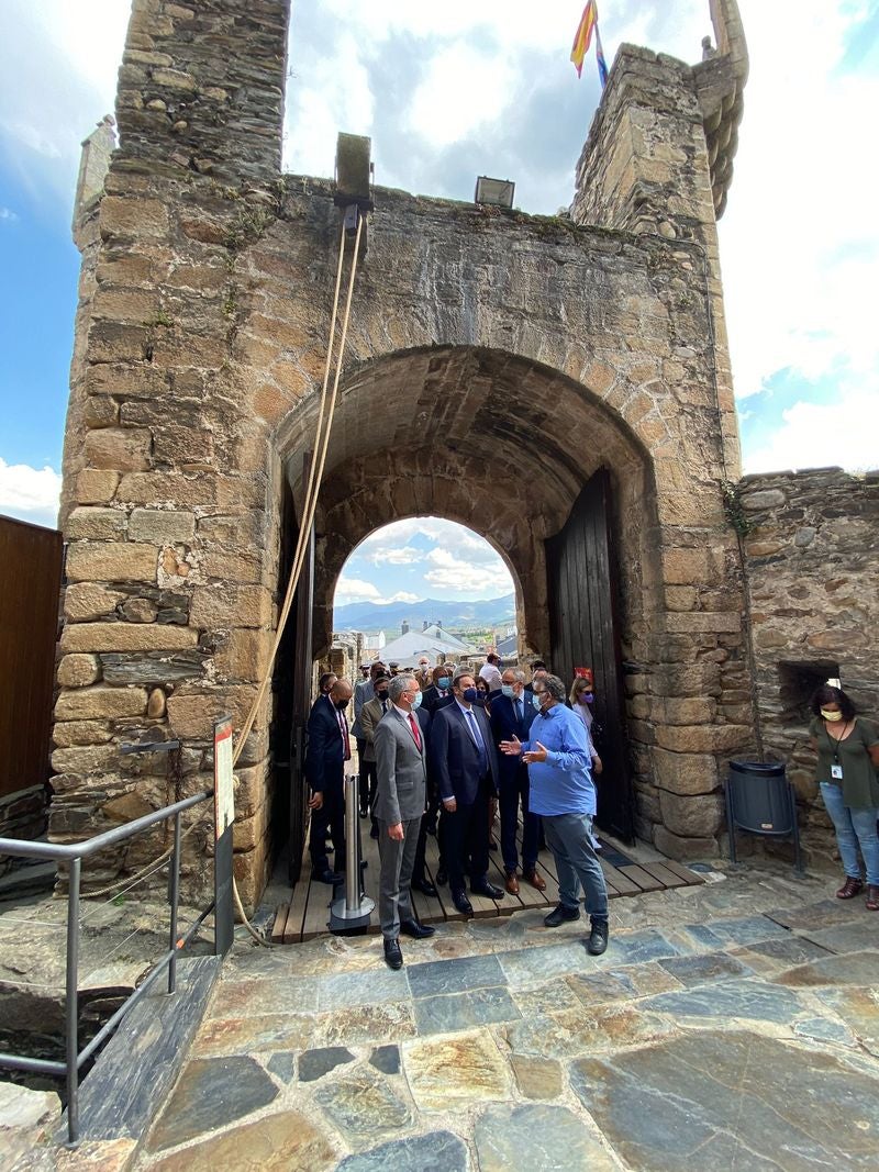 El ministro José Luis Ábalos inaugura las obras de rehabilitación del Castillo Viejo de Ponferrada en una visita que tendrá su continuidad este viernes en León capital | Olegario Ramón pide inversiones para El Bierzo | Una de las demandas, colaboración en el proyecto de ronda sur para eliminar el tráfico rodado frente al Castillo. 