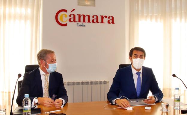 Galería. Javier Vega, presidente de la Cámara de Comercio; y Juan Carlos Suárez-Quiñones, consejero de Fomento.