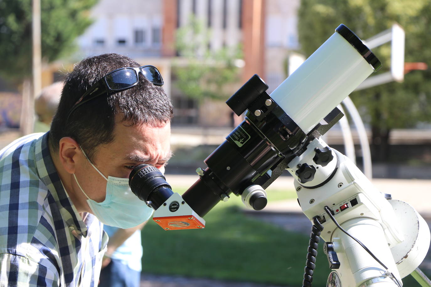 La Asociación Leonesa de Astronomía organiza en el patio del IES Padre Isla una observación del eclipse solar que ocultará una 18,6% del astro | Este fenómeno «inusual y único» en España se repetirá de una forma mucho más potente en 2034