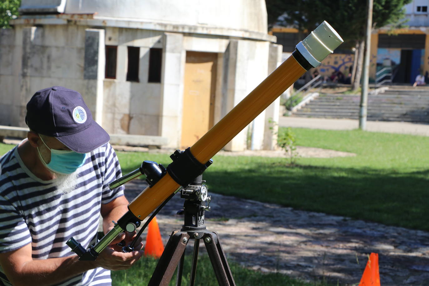 La Asociación Leonesa de Astronomía organiza en el patio del IES Padre Isla una observación del eclipse solar que ocultará una 18,6% del astro | Este fenómeno «inusual y único» en España se repetirá de una forma mucho más potente en 2034