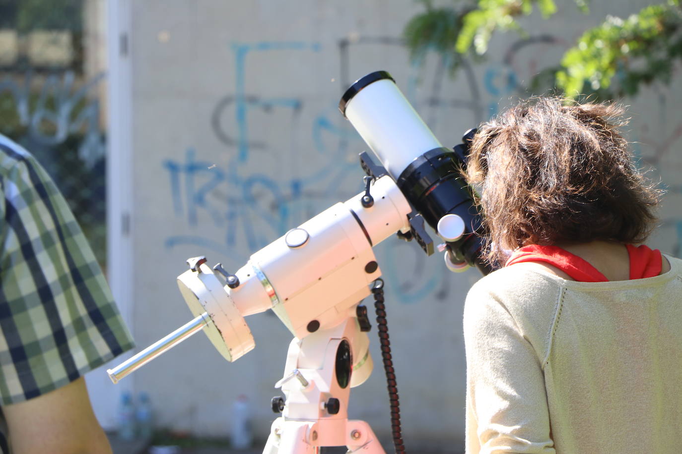 La Asociación Leonesa de Astronomía organiza en el patio del IES Padre Isla una observación del eclipse solar que ocultará una 18,6% del astro | Este fenómeno «inusual y único» en España se repetirá de una forma mucho más potente en 2034